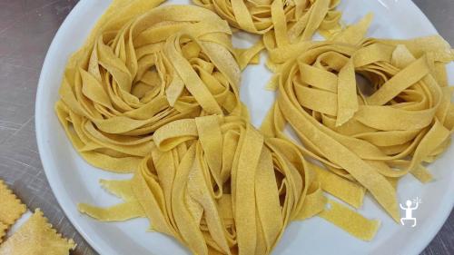 Scopri il segreto delle fettuccine napoletane con un corso pratico di pasta fresca nel centro storico di Napoli in Campania, ideale esperienza di gruppo