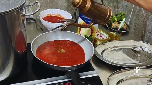 Cooking class con degustazione: scopri la salsa Alfredo e il sugo di pomodoro tradizionale in un laboratorio di cucina napoletana in Campania