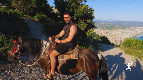 Passeggiata a cavallo tra i sentieri, i vicoli storici e i panorami sul Golfo di Salerno, adatta a principianti ed esperti