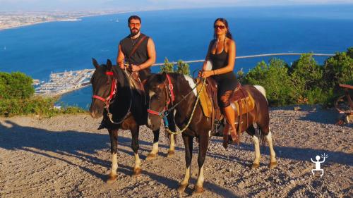 Escursione a cavallo da Cava de’ Tirreni tra sentieri collinari, vicoli storici e scorci sul Golfo di Salerno, per amanti della natura