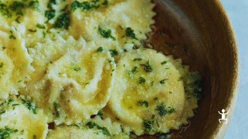 Primo piatto gourmet durante pranzo in cantina – esperienza autentica per coppie e famiglie in Campania nel Parco Nazionale del Vesuvio 