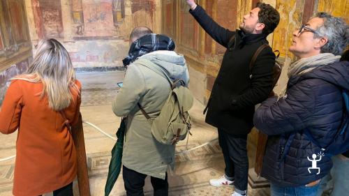 Gruppo in visita agli affreschi antichi di Pompei – esperienza ideale per addii al celibato e nubilato culturali in Campania