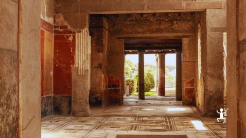 Fresken und Säulen einer römischen Domus in Pompeji – kulturelle Geschenkidee in Kampanien