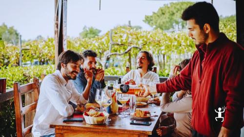 Gruppe im Weingut mit Verkostung lokaler Weine – ideal für Freunde, Junggesellenabschiede und Teambuilding in Kampanien