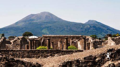 Esperienza culturale a Pompei con guida esperta – ideale per coppie, gruppi e team building in Campania