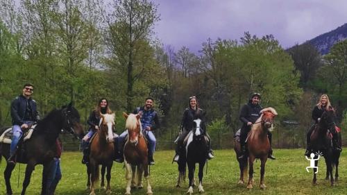 Avventura a cavallo con guida esperta e attraversamento fluviale, perfetta per team building ed esperienze di gruppo in Campania
