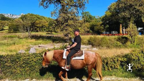 Momenti da condividere tra amici a cavallo nel Parco del Matese, perfetti per team building e regali esperienziali