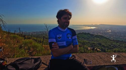 Gruppo in tour guidato in e-bike sul Vesuvio – esperienza outdoor per team building e idee regalo in Campania