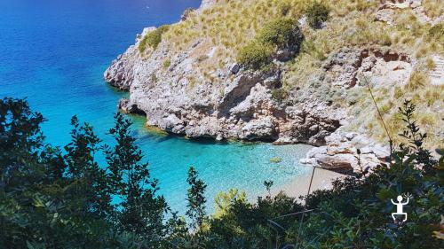 Vista panoramica della Baia di Ieranto, riserva naturale protetta dal FAI, trekking nella Costiera Sorrentina
