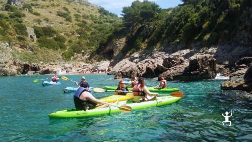 Mare cristallino e paesaggi mozzafiato alla Baia di Ieranto, escursione trekking nella natura della Costiera Sorrentina, ideale per gruppi