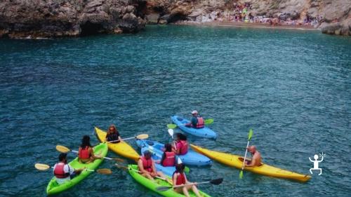 Esplora le grotte marine e le calette nascoste della Baia di Ieranto durante l'escursione in mare, con attività di snorkeling e kayak, un'idea regalo perfetta