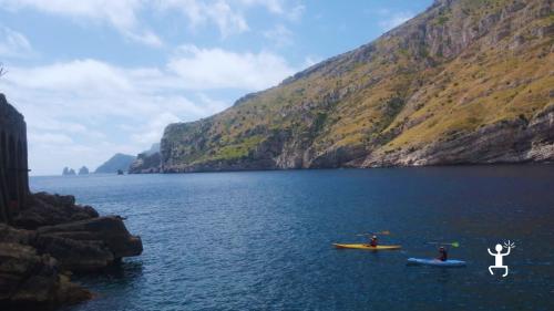 Esperienza completa alla Baia di Ieranto con trekking e kayak guidati dal FAI, ideale per coppie, gruppi di amici e amanti dell’avventura in Campania