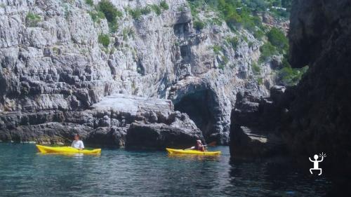 Escursione di trekking, kayak e snorkeling guidato alla Baia di Ieranto con guida FAI, ideale per gruppi, coppie e appassionati di natura e cultura in Campania