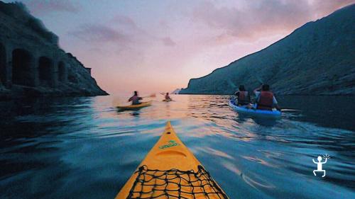 Attività in kayak e snorkeling alla Baia di Ieranto, ideale per coppie, gruppi di amici e amanti del mare alla scoperta della Costiera Sorrentina