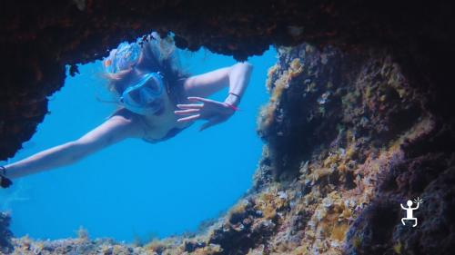 Esperienza di snorkeling alla Baia di Ieranto con guida esperta, ideale per coppie, gruppi di amici e amanti del mare in Campania