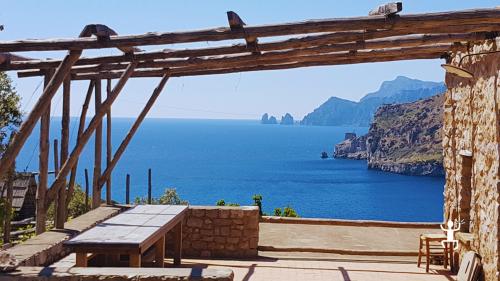 Casa colonica lungo il percorso del trekking alla Baia di Ieranto, esperienza storica e rurale in Campania, perfetta per idee regalo