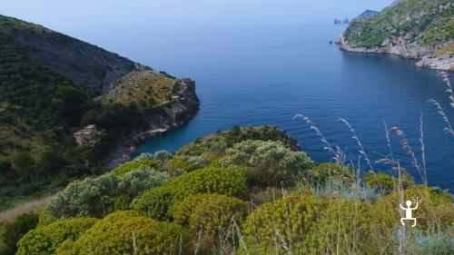 Ex cava Italsider, testimonianza storica e industriale lungo il trekking alla Baia di Ieranto, ideale per addii al celibato/nubilato in Campania