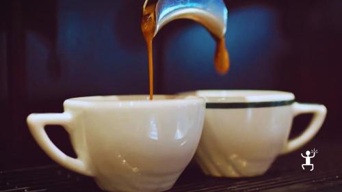 Dégustation de café à Naples avec la cuccumella, une expérience unique entre tradition et innovation du café napolitain, idéale pour couples, groupes et team building en Campanie