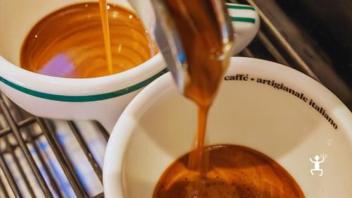 Goûtez le café napolitain avec un croissant cubique dans un café moderne de Naples – une expérience de dégustation parfaite pour les enterrements de vie de célibataire