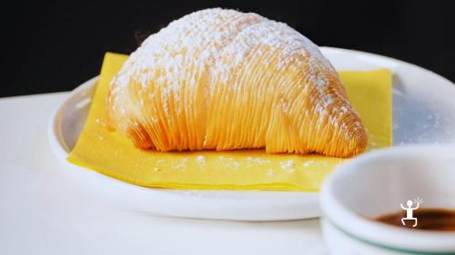 Un voyage sensoriel entre café napolitain et pâtisseries artisanales, dans un café au cœur de Naples – parfait pour les enterrements de vie de célibataire
