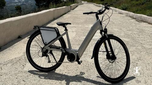 Vista mozzafiato sul Golfo di Napoli durante il tour in e-bike, ideale per esperienze in Campania da regalare