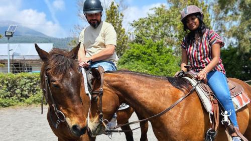 Excursion panoramique à cheval dans le Parc National du Vésuve, parfaite pour le team building, les enterrements de vie de célibataire et de jeune fille en Campanie