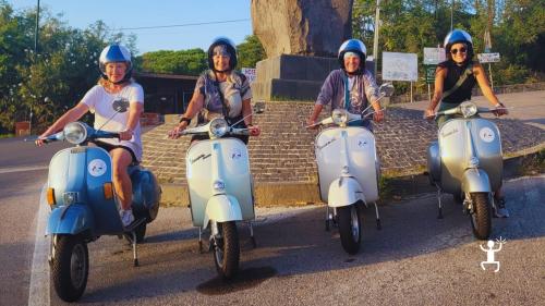 Esperienza in Campania con Vespe vintage tra Pompei, Torre del Greco e Terrazza dei Due Golfi per coppie, gruppi e idee regalo 