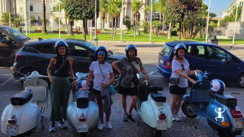 Scopri Torre del Greco in Vespa d'epoca PX 125 per gruppi e addii al nubilato tra mare e tradizione in Campania