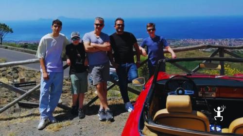 Viaggio vintage in auto classica a Torre del Greco e Vesuvio per gruppi e coppie in cerca di emozioni autentiche