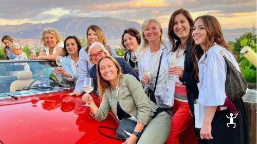 Tour d’epoca con auto vintage alla Terrazza dei Due Golfi per team building e regalo esclusivo in Campania
