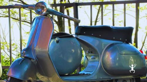 Dall’aria di Amalfi al fascino di Positano in Vespa d’epoca: un viaggio romantico tra profumi e paesaggi, ideale per coppie