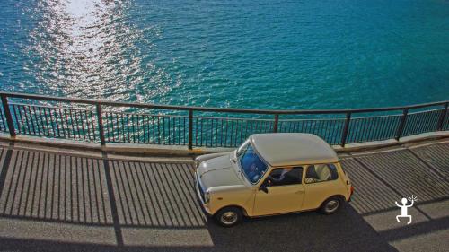 Tour d’epoca in Alfa Romeo Duetto da Amalfi a Positano tra boutique, belvederi e aperitivo panoramico