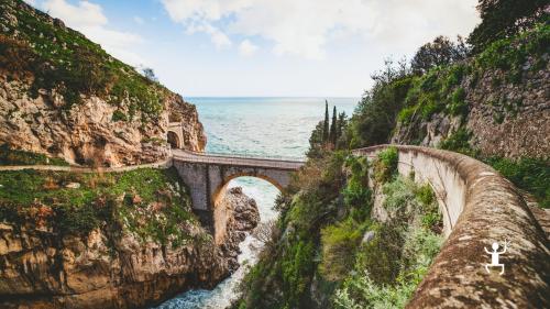 Esperienza vintage da Amalfi a Conca dei Marini in Fiat 500 o Duetto per coppie e gruppi amanti del Made in Italy