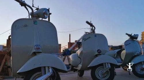 Tour panoramico da Castel dell’Ovo a Mergellina in Vespa PX o Alfa Duetto anni ’70 con sosta aperitivo vista mare