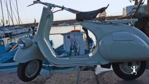 Esperienza in Vespa o auto d’epoca tra Piazza Vittoria, Lungomare Caracciolo e scorci fotografici partenopei