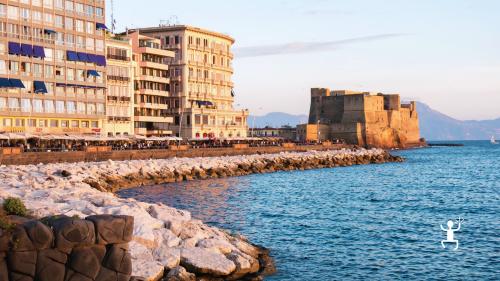 Viaggio vintage in Fiat 500 tra Corso Vittorio Emanuele e Posillipo per coppie e gruppi con gadget retrò