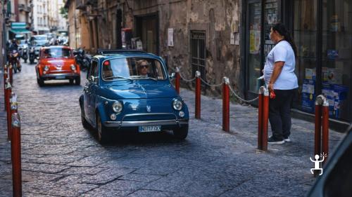 Giro per coppie o idee regalo in Vespa d’epoca o Barchetta tra Palazzo Reale, Plebiscito e colazione con vista