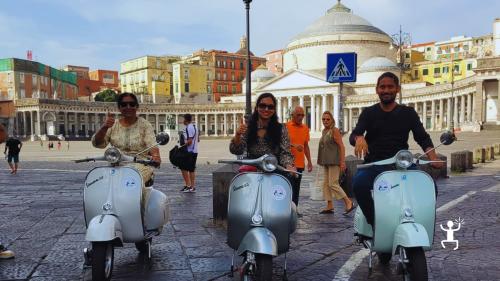 Panoramatour für Gruppen und Paare zwischen der Galleria Umberto I und der Kirche Sant’Antonio mit Guide auf einer Vespa PX oder im Mini Minor