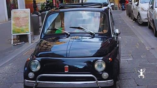 Unvergessliche Reise für Teambuilding oder Junggesellenabschiede auf einer Vespa GS oder im Alfa Duetto – zwischen neapolitanischer Schönheit und italienischem Stil
