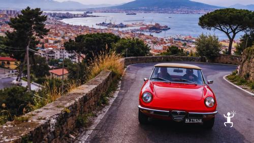 Tour del centro storico di Napoli in auto o vespa vintage, esperienza perfetta come idea regalo in Campania
