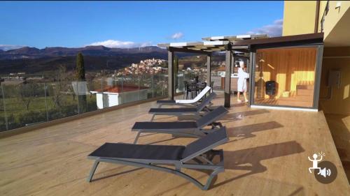 Spa panoramica a Torrecuso con jacuzzi, stanza del sale e percorso sensoriale per team building e idee regalo a Benevento in Campania