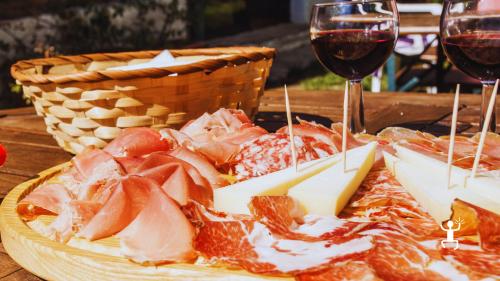 Degustazione di salumi e formaggi dopo la SPA – esperienza enogastronomica in Campania per gruppi e addii al nubilato