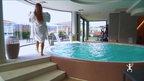 Massaggio rilassante con olio di vinaccioli in SPA – perfetto per team building e idee regalo benessere in Campania
