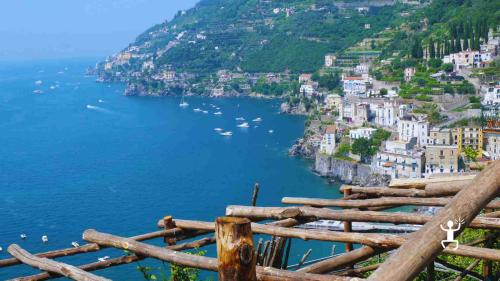 Vista su Minori, un pittoresco borgo della Costiera Amalfitana, perfetto per coppie e gruppi in cerca di bellezze naturali 