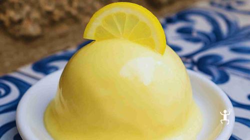 Pausa golosa con il tipico Sospiro al limone, ideale per coppie, gruppi di amici e team building lungo il Sentiero dei Limoni in Costiera