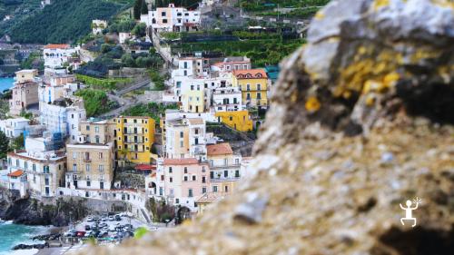 Passeggiata naturalistica tra limoneti terrazzati con vista mare ideale per addii al nubilato o celibato