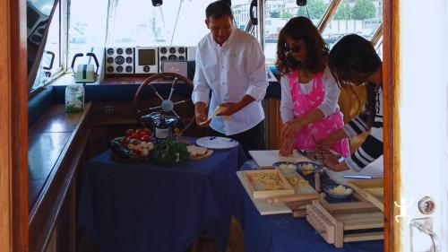 Cooking class in Castellammare di Stabia, lunch and panoramic boat tour of the Sorrento Coast – a gift idea for groups and families