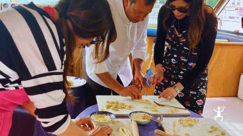 Cooking class with panoramic tour of the Sorrento Coast and lunch: make Scialatielli, Ragù, for groups and families