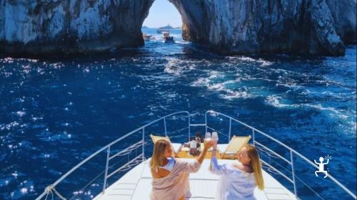 Vintage boat tour on the Sorrento Coast, with Italian fresh pasta making, experience for couples and groups in Campania