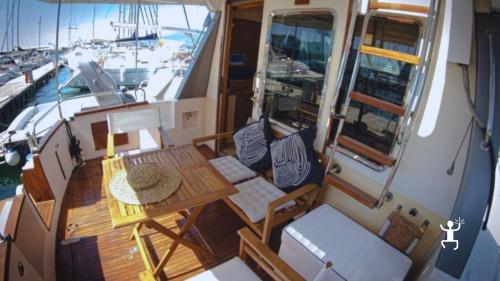 Panoramic boat tour of the Sorrento Coast, a unique experience among breathtaking landscapes, traditional cuisine, and natural beauties of Campania